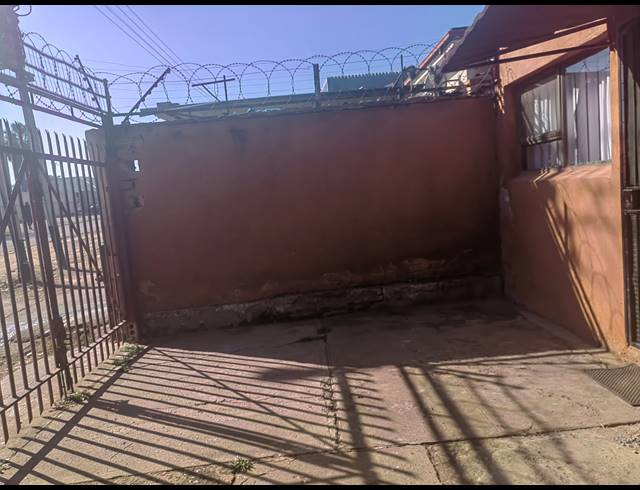 4 BEDROOM HOUSE FOR SALE IN PRETORIA WEST